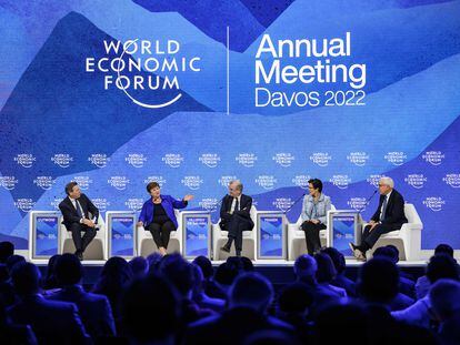 Desde la izquierda, Geoff Cutmore (CNBC), Kristalina Georgieva (FMI), François Villeroy de Galhau (Banco de Francia), Jane Fraser (Citi) y David Rubenstein (Carlyle Group), en el Foro de Davos este lunes.
