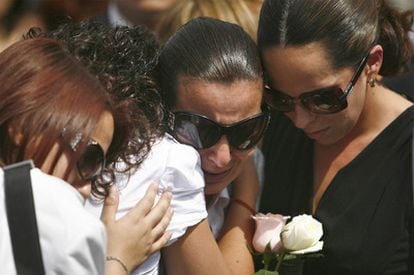 Lisset Farah, a la derecha, asiste al funeral de su hija Paulette el martes.