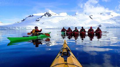 Excursionistas del Hurtigruten en la Antártida.
