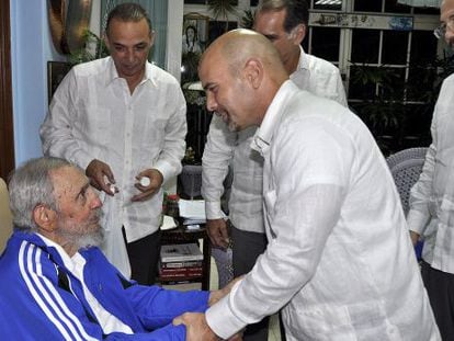 Fidel Castro recibe a tres de los llamados Cinco Cubanos, dos meses después de su puesta en libertad en EE UU.