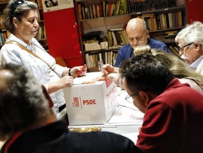 Una militante vota en la agrupación socialista de Chamberí de Madrid.