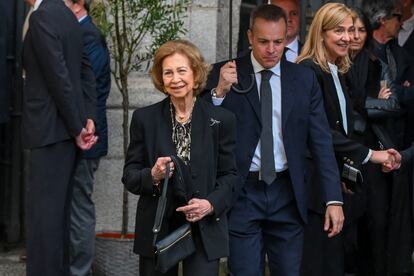 La reina Sofía y la infanta Cristina (detrás), a su salida del funeral en memoria de Fernando Gómez-Acebo, primo de Felipe VI, el lunes 8 de abril de 2024 en la iglesia Catedral de las Fuerzas Armadas, en Madrid.
