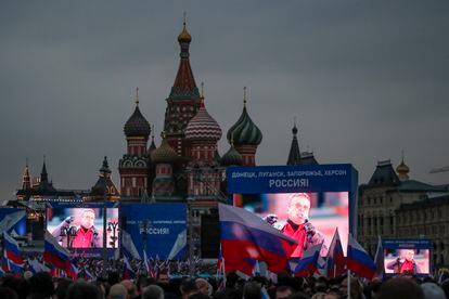 El actor ruso Ivan Okhlobystin se dirigía el viernes a los asistentes en la Plaza Roja de Moscú a las celebraciones por la anexión de Donetsk, Lugansk, Jersón y Zaporiyia, cuyos nombres, junto al de Rusia se leen en la parte superior de la pantalla.