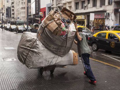 Un hombre recolecta cartón en Buenos Aires, Argentina.