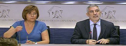 El diputado de IU, Gaspar Llamazares, y su compañera en ICV, Núria Buenaventura.