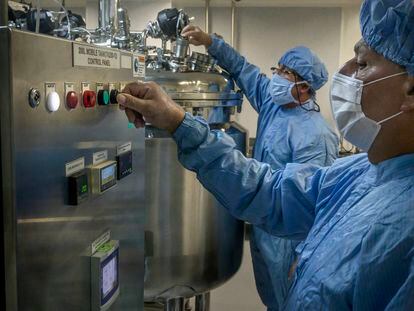 Técnicos trabajan en el área de fermentación de una de las plantas de producción del Centro de Ingeniería Genética y Biotecnología de La Habana.