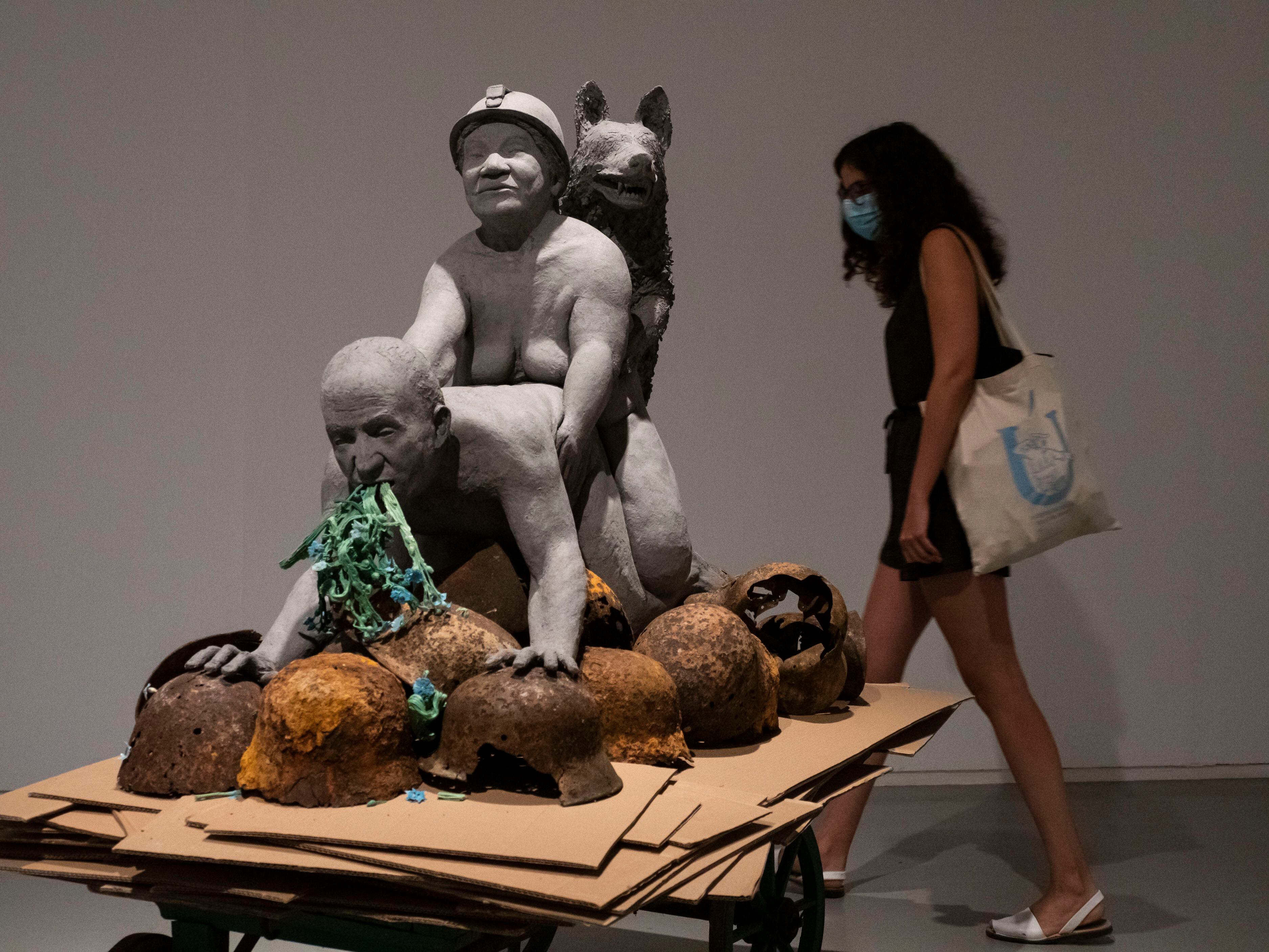 'Not dressed for conquering', de Ines Doujak, 2010, la escultura que le costó el puesto al director del Macba en 2015.