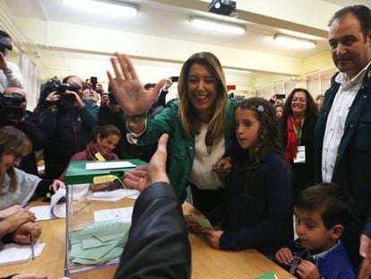 Susana Díaz vota junto a su familia en un colegio electoral en Sevilla.