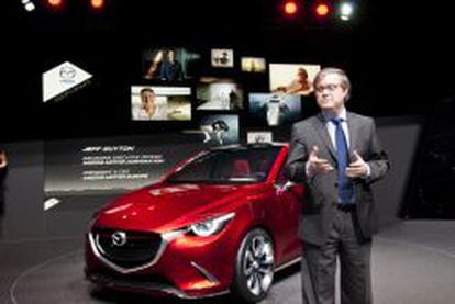 Jeff Guyton, presidente europeo de Mazda, junto al nuevo prototipo del Mazda 2 Hazumi  expuesto en el Sal&oacute;n de Ginebra.