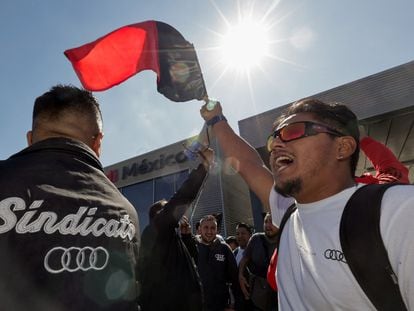 Trabajadores se manifiestan afuera de la planta de Audi, el 24 de enero.