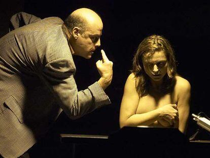 Aitor Mazo y Cristina Samaniego, en una escena de <i>La última copa.</i>