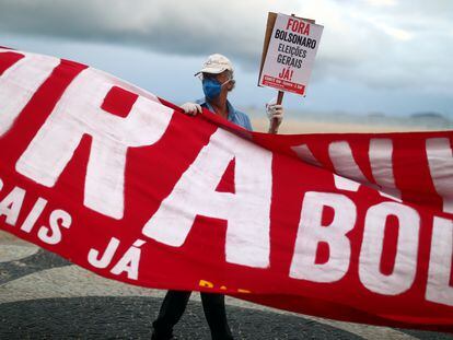 Un manifestante con una mascarilla lleva una pancarta que pida la salida del presidente Jair Bolsonaro del Gobierno, el 28 de junio pasado en Brasilia.