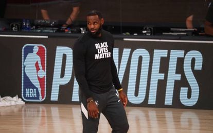 LeBron James, con el lema "Black lives matter" en la camiseta, antes de jugar la primera ronda de los Playoffs el 24 de agosto en la burbuja de Orlando.