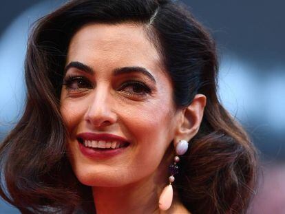 Amal Clooney en la alfombra roja del Festival de Cine de Venecia el 2 de septiembre. 