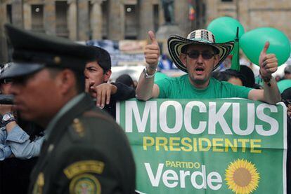 Un simpatizante del candidato verde Antanas Mockus, durante el cierre de campaña del partido, el domingo, en Bogotá.