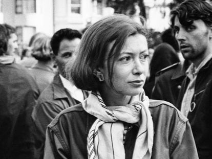 La escritora Joan Didion en una manifestación hippy en San Francisco, en 1967.