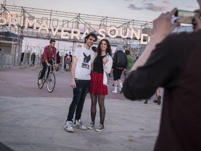 Dos asistentes al Primavera Sound se retratan ayer en la entrada del recinto del festival.