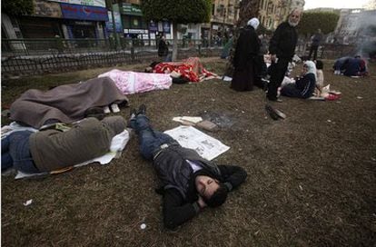 Un grupo de opositores al régimen de Mubarak ha dormido en la principal plaza de la capital de Egipto en espera de la gran manifestación que tendrá lugar hoy pese a la prohibición del Gobierno.