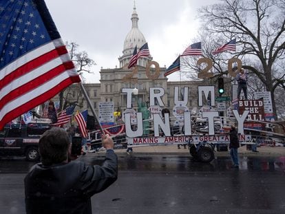 Manifestantes apoyan al presidente Donald Trump frente al Capitolio de Michigan el pasado 15 de abril.