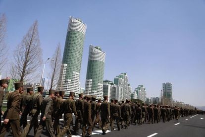 Soldados marchan por la calle Ryo Myong tras una ceremonia de inauguraci&oacute;n de un nuevo proyecto de desarrollo residencial en Pionyang, en abril