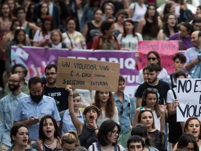 Manifestaci&oacute;n en contra de la decisi&oacute;n de la Audiencia de Pamplona en dejar en libertad a los miembros de &#039;La Manada&#039;.