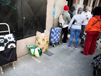 Voluntarios entregan comida a personas en situación de vulnerabilidad, el 23 de mayo de 2023 en Madrid.