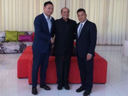 Firma del acuerdo de Berlusconi con los inversores chinos, en agosto pasado.
