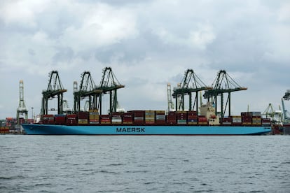 Barco portacontenedores de Maersk en la terminal de Pasir Panjang, en Singapur, el pasado 8 de febrero.