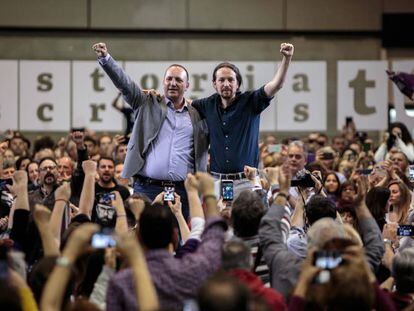 Rubén Martínez (a la izquierda), candidato de Unidas Podemos a la Generalitat valenciana, con Pablo Iglesias, el 17 de abril en Valencia.