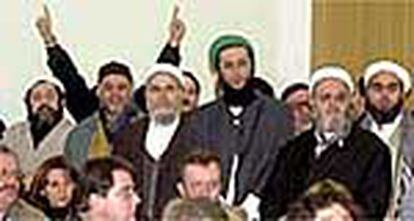 Partidarios del teólogo islámico turco Mohamed Kaplan, en el tribunal de Düsseldorf en el que fue juzgado, acusado de ser el líder de un grupo terrorista