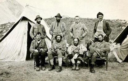En la fila inferior, de izquierda a derecha: George Mallory, Henry Morshead, Guy Bullock y Oliver Wheeler.  Fila superior: A. Wollaston, Charles Howard Bury, Alexander Heron y Harold Raeburn, en 1921 en la cara norte del Everest.