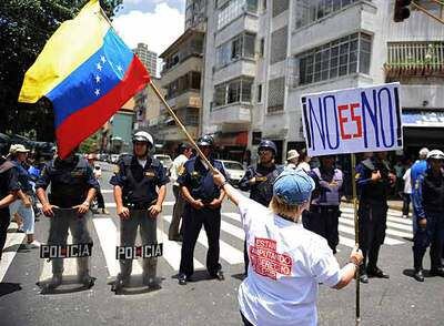 La policía controla una concentración de la oposición venezolana.