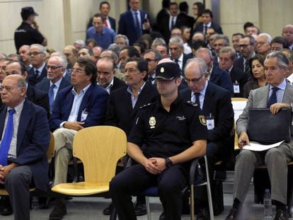 Los acusados en el juicio contra los contra los expresidentes de Caja Madrid Miguel Blesa (d) y Rodrigo Rato (2-d) y otros 63 usuarios de las pol&eacute;micas tarjetas &quot;opacas&quot; de Caja Madrid.