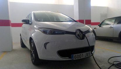 El Renault Zoe recarga en la plaza de garaje que Francisco Naranjo ha puesto a disposición de todo el que necesite repostar.