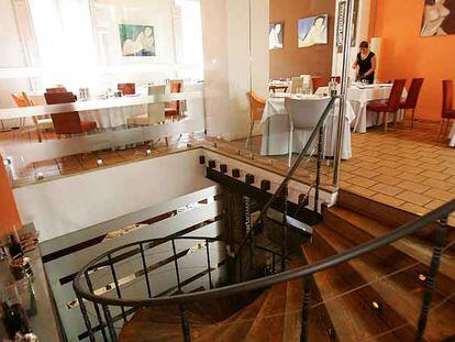 Escalera y comedor del restaurante malagueño Palocortado.
