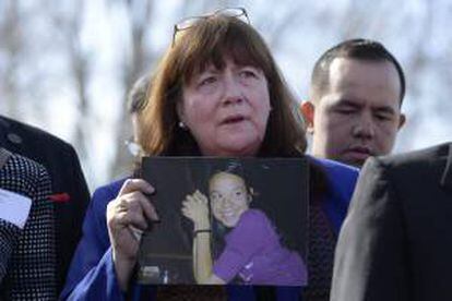 Daryl Chansuthus sostiene una foto de su hija, que perdió la vida en un coche del fabricante General Motors durante una manifestación en el Capitolio, Washington, Estados Unidos.