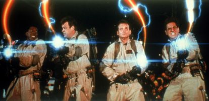 Bill Murray, Dan Aykroyd, Ernie Hudson y el propio Harold Ramis, un cuarteto de cazadores de espectros que defienden Nueva York de los ectoplasmas. Ramis firmó el guion e interpretó al intelectual del grupo, el Dr. Dr. Egon Spengler. Con unos impresionantes efectos especiales, la película fue otro hito más en la carrera de un humorista acostumbrado a amasar millones.