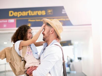 En caso de divorcio, para viajar con tu hijo menor de edad fuera del territorio español es obligatorio la autorización del otro progenitor.