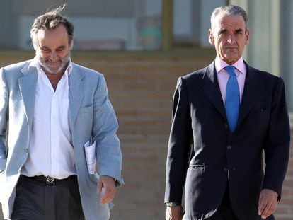 Mario Conde, a la derecha, tras salir de la cárcel el pasado 17 de junio.