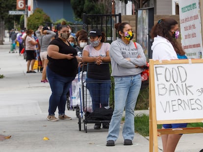 Colas para recibir comida en Santa Ana (California).