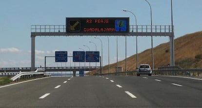 Entrada al peaje de la autopista radial R-2 que une Madrid y Guadalajara.