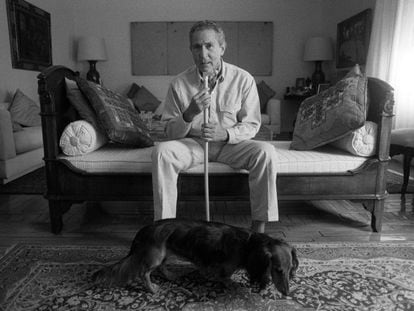 El escritor Antonio Gala fotografiado con su bastón y su perro en su domicilio de Madrid en 1997.