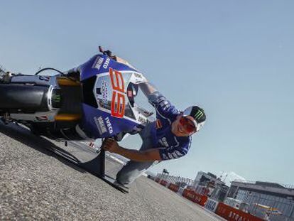 Lorenzo explica la inclinación que alcanza con su moto.