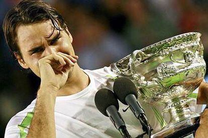 Federer no puede reprimir el llanto en el momento de recibir la copa de campeón del Open de Australia.