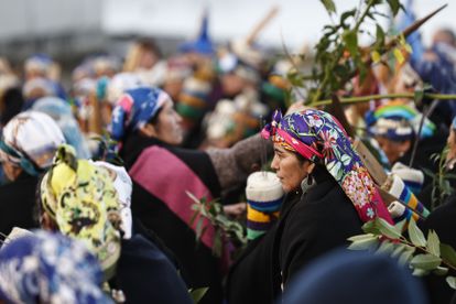 Miembros y autoridades comunales mapuches mientras participan de una concentración de integrantes de diferentes comunidades indígenas, en mayo de 2022, en Puerto Saavedra.