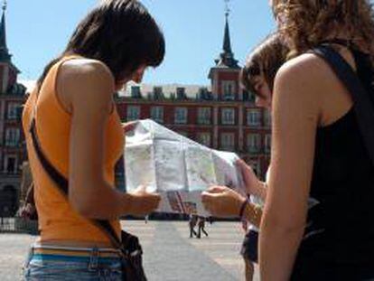 En la fotografía, tres turistas consultan un plano en la Plaza Mayor de Madrid. EFE/Archivo