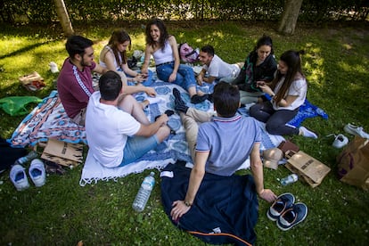 Jóvenes en el parque del Retiro, en Madrid.