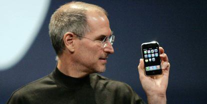 Steve Jobs, fundador de Apple, presenta el primer iPhone en 2007.