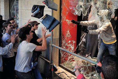 Una tienda de Barcelona es saqueada durante la pasada huelga general.