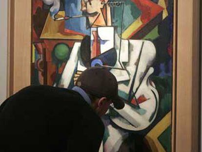 Un visitante mira <i>Sin título </i>(hacia 1917), probable retrato del doctor Paul Alexandre, de Amadeo Souza-Cardoso, en la Fundación Gulbenkian.
